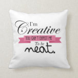 "Ich bin kreativ." Messy Room Pillow Kissen<br><div class="desc">"Ich bin kreativ,  du kannst nicht erwarten,  dass ich ordentlich bin" dekoratives Kissen - perfekt für unordentliche Teenager!</div>