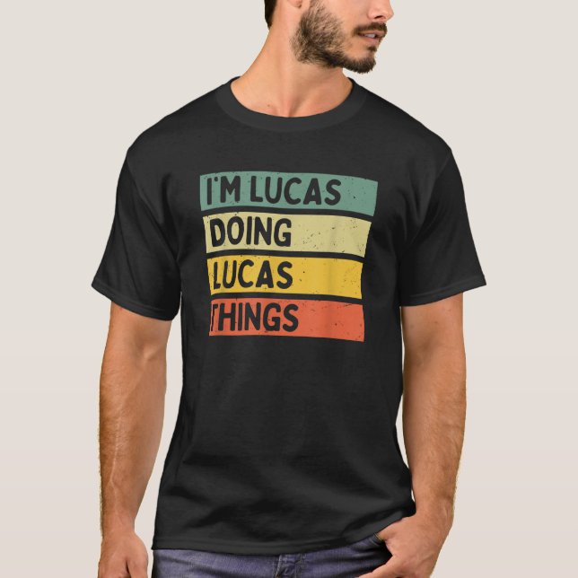 Ich bin Lucas Doing Lucas Things Funny Personalisi T-Shirt (Vorderseite)