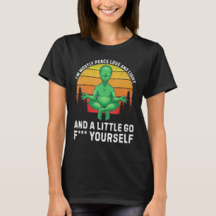 Ich bin meistens Peace Liebe und Light Yoga Funny  T-Shirt