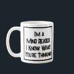 Ich bin Mind Reader. Ich weiß, was du denkst! Kaffeetasse<br><div class="desc">Ein sonniger Slogan auf einer Kaffeemaschine,  die sagt: "Ich bin ein Mind Reader. Ich weiß,  was du denkst!" Tasse für einen Mind Reader oder Clairvoyant. Schwarzweißtext.</div>
