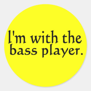 Ich bin mit dem Bass-Player-Musikgeschenk Runder Aufkleber