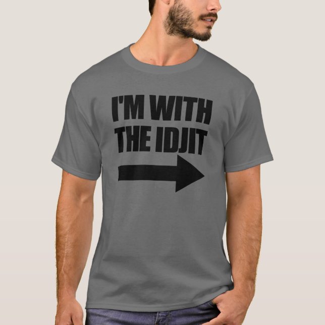 Ich bin mit dem Idjit Arrow rechts Idiot Matching  T-Shirt (Vorderseite)