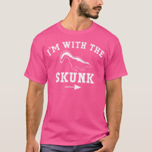 Ich bin mit der Skunk Funny Halloween Skunk Liebe T-Shirt