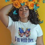 Ich bin mit ihrer Kamala Harris für Präsident Butt T-Shirt<br><div class="desc">Ich bin bei ihrem T - Shirt. Unterstützung von Kamala Harris für den Präsidenten. Ein wunderschöner amerikanischer Fahnenschmetterling mit hübschen Blume für einen Demokraten,  der niedliche politische Entwürfe mag.</div>