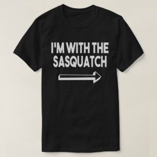 Ich bin mit Sasquach Easy Halloween Matching Paare T-Shirt