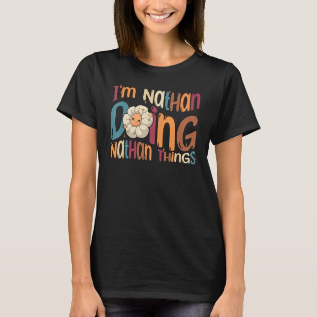 Ich bin Nathan Doing Nathan Things Groovy Retro Na T-Shirt (Vorderseite)