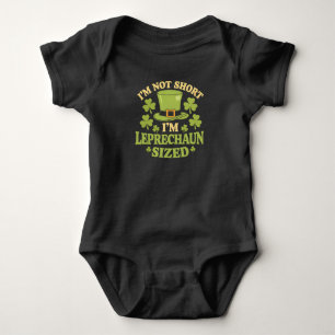 Ich bin nicht klein, ich bin Leprechaun-Größe St. Baby Strampler