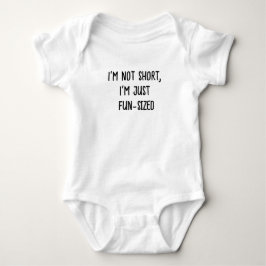 Ich bin nicht kurz, ich bin nur ein lustiger Baby  Strampler