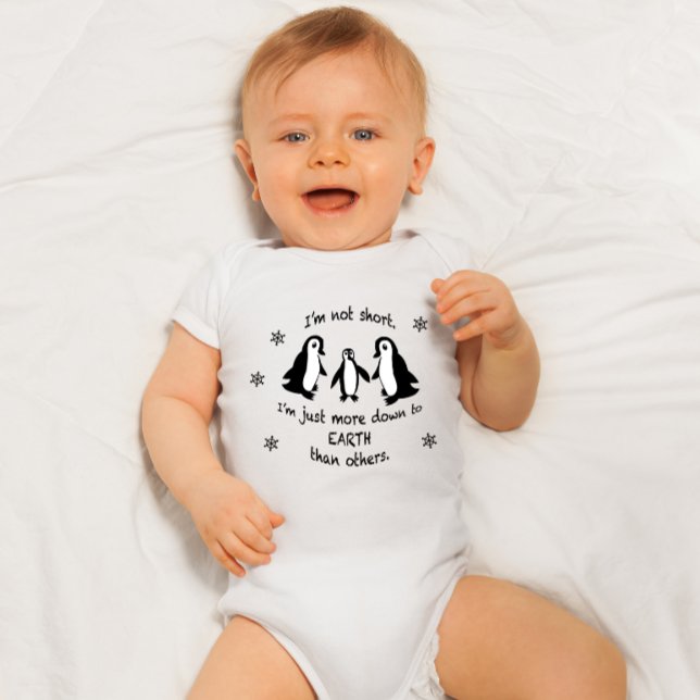 Ich bin nicht kurz, nur mehr bis auf die Erde Baby Strampler (Von Creator hochgeladen)