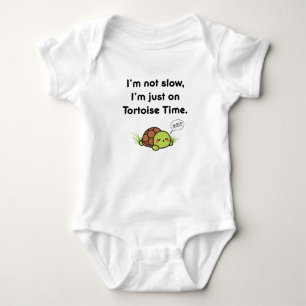 Ich bin nicht langsam, ich bin einfach auf Schild Baby Strampler