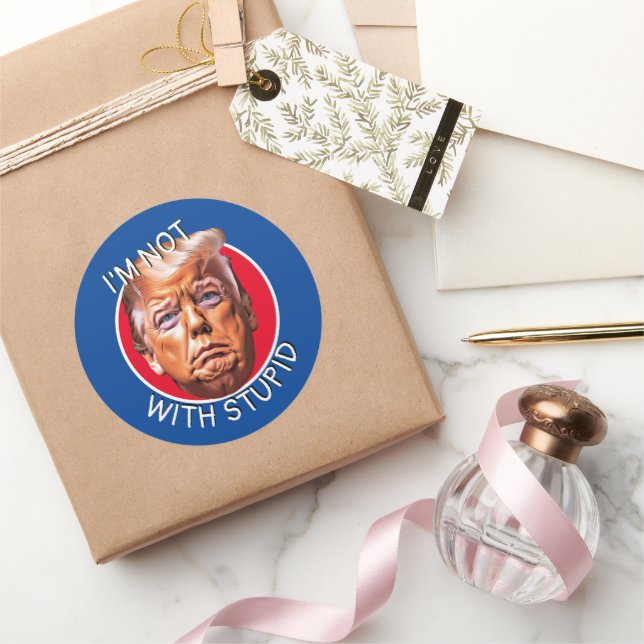Ich bin nicht mit Trump Runder Aufkleber (Schenken)