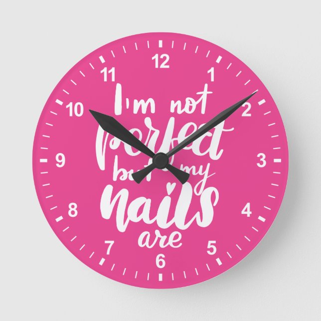 Ich bin nicht perfekt, aber meine Nägel sind Runde Wanduhr (Vorderseite)