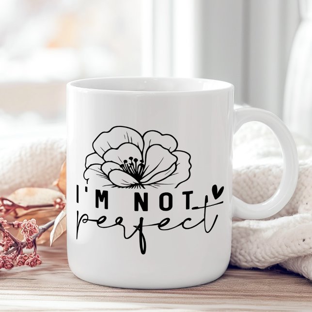 "Ich bin nicht perfekt" Schwarz/Weiß Kaffeetasse ("I'm Not Perfect" Black and White Floral Coffee Mug on a sunny boho wooden table with pink flower.)