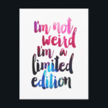 Ich bin nicht seltsam Im limitierten Auflage Zitat Postkarte<br><div class="desc">humorvolles inspirierendes Zitat in kalligrafischem Schriftart mit geometrischem Overlay. 2016 beliebter neuer Mode-Artikel.</div>