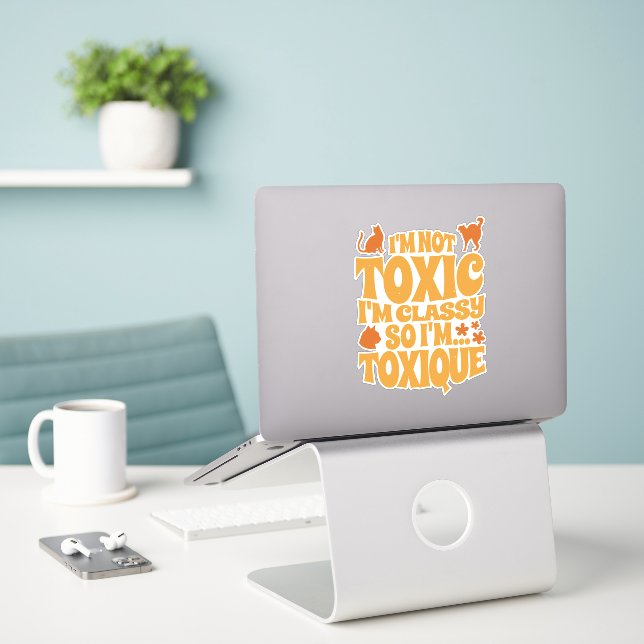 ICH BIN NICHT TOXISCH, ICH BIN KLASSISCH, ALSO BIN AUFKLEBER (Laptop auf Schreibtisch)