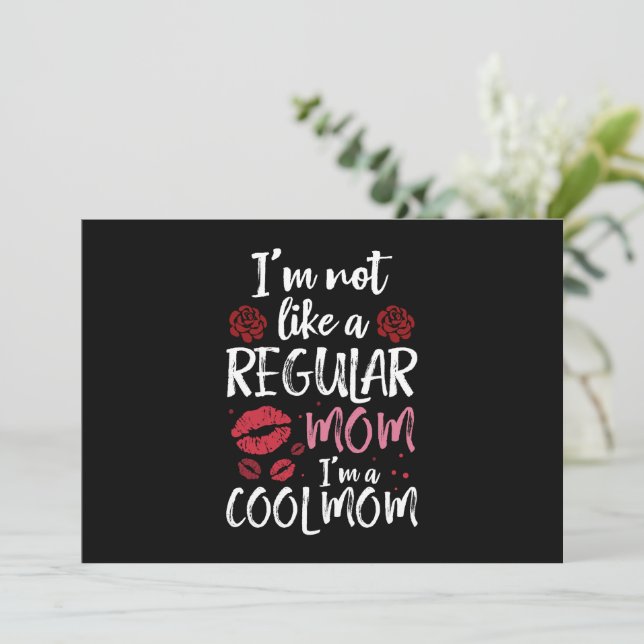 Ich bin nicht wie eine normale Mama eine Coole Mam Einladung (Stehend Vorderseite)