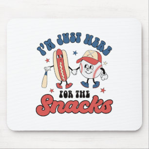 Ich bin nur hier für die Snacks bysebyll 4. Juli Mousepad