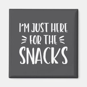 Ich bin nur wegen der Snacks hier Lustiger Spruch Magnet