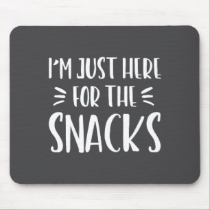 Ich bin nur wegen der Snacks hier Lustiger Spruch  Mousepad