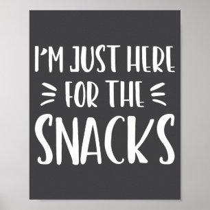 Ich bin nur wegen der Snacks hier Lustiger Spruch  Poster