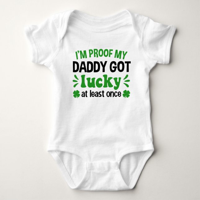 Ich bin Proof My Daddy Got Lucky St. Patrick's Day Baby Strampler (Vorderseite)