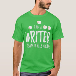 Ich bin Schriftstellerin und träume, während ich e T-Shirt