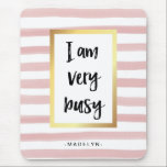 Ich bin sehr beschäftigt | Rosa Aquarellstreifen u Mousepad<br><div class="desc">Dieses modische Mauspad sagt "Ich bin sehr beschäftigt" in der modernen schwarzen Typografie,  in einem Imitat Goldrahmen. Der Hintergrund ist mit Aquarellfarben mit rosa und weißen Streifen dekoriert,  und Sie können ihn mit Ihrem Namen personalisieren.</div>