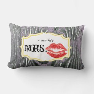 Ich bin seine Frau Red Lips Old Barn Wood Lavender Lendenkissen