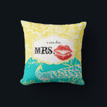 Ich bin seine Frau Red Lips Vintag Floral Peacock Kissen<br><div class="desc">Ich bin seine Frau Red Lips Lemon Zest Gelb und Türkis Aqua und Red Vintagen asiatischen Peacock Floral Damask Muster Inspiriert. Sie können dieses Kissen personalisieren, um zu sagen, was Ihnen gefällt, oder die bestehende Frau für die Ehefrau/Braut verwenden oder zwei für jeden Mr. & Mrs. Newlyweds kaufen. Das zweite...</div>