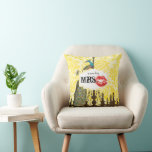 Ich bin seine Frau Red Lips Vintag Peacock Chandel Kissen<br><div class="desc">Ich bin seine Frau Red Lips Lemon Zest Yellow Vintagen Kronleuchter Floral Damask Pattern Peacock @nd Wedding Anniversary Cotton Pillow. Das zweite Jubiläum ist das Cotton-Jubiläum, das das natürliche Wachstum all der Anpassungsfähigkeit, Vielseitigkeit und Reinheit (wenn es wie Pflanze gepflegt wird) symbolisiert, die in den romantischen 2 Jahren zwischen den...</div>