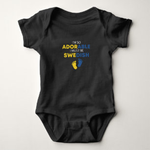 Ich bin so bezaubernd, dass ich Schwedisch sein mu Baby Strampler
