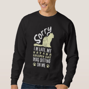 Ich bin spät dran, meine Havana-Brown-Katze saß au Sweatshirt