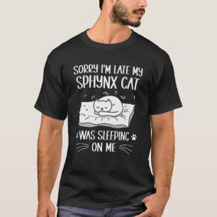 Ich bin spät dran, meine Sphynx-Katze hat auf mir T-Shirt