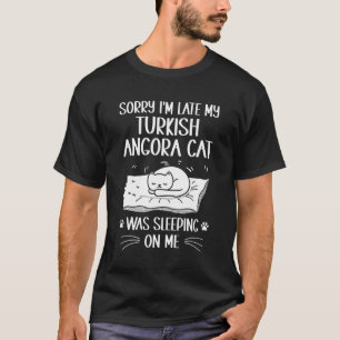 Ich bin spät dran, meine Türkisch Angora-Katze hat T-Shirt