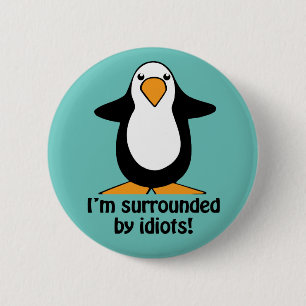 Ich bin umgeben von Idioten Funny Pinguin Button