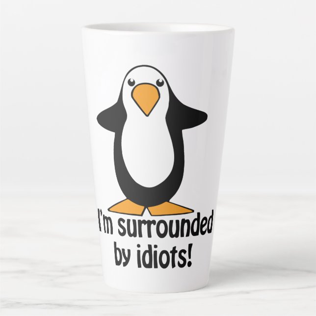 Ich bin umgeben von Idioten Funny Pinguin Cartoon Milchtasse (Vorderseite)
