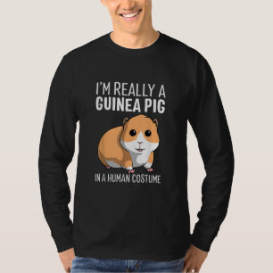 Ich bin wirklich eine Guinea, die in einem menschl T-Shirt
