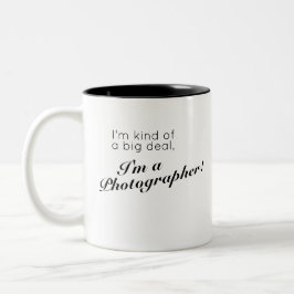 Ich bin ziemlich groß - ich bin Fotograf! Zweifarbige Tasse