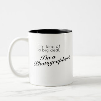 Ich bin ziemlich groß - ich bin Fotograf! Zweifarbige Tasse