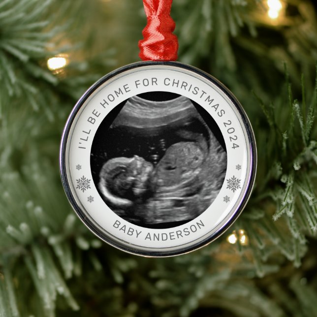 Ich bin Zuhause für Weihnachts-Baby-Ankündigung Ornament Aus Metall (Baum)