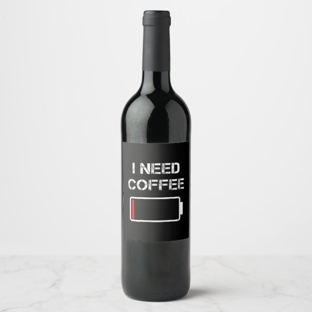 Ich brauche Kaffee lustige Kaffeebecher Batterie B Weinetikett (Vorderseite)