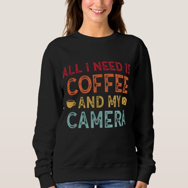 Ich brauche Kaffee und meine Kamera Fotografie Fan Sweatshirt (Vorderseite)
