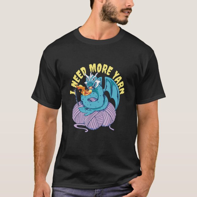 Ich brauche mehr Garn Dragon Knitting Crocheting T-Shirt (Vorderseite)