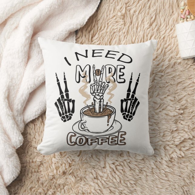 Ich brauche mehr Kaffee Shirt Ästhetische Kleidung Kissen (Decke)