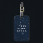 Ich brauche mehr Platz für eine sonnige Astronomie Gepäckanhänger<br><div class="desc">Mit diesem coolen Stars Gepäckanhänger in die Sterne fahren! Mit dunkelblauem Hintergrund und funkelnden Sternen,  mit der Phrase "I NEED more SPACE",  wird dies etwas sein,  über das man jedes Mal,  wenn man sein Gepäck benutzt,  glücklich reden kann.</div>