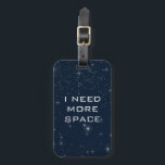 Ich brauche mehr Platz für eine sonnige Astronomie Gepäckanhänger<br><div class="desc">Mit diesem coolen Stars Gepäckanhänger in die Sterne fahren! Mit dunkelblauem Hintergrund und funkelnden Sternen,  mit der Phrase "I NEED more SPACE",  wird dies etwas sein,  über das man jedes Mal,  wenn man sein Gepäck benutzt,  glücklich reden kann.</div>