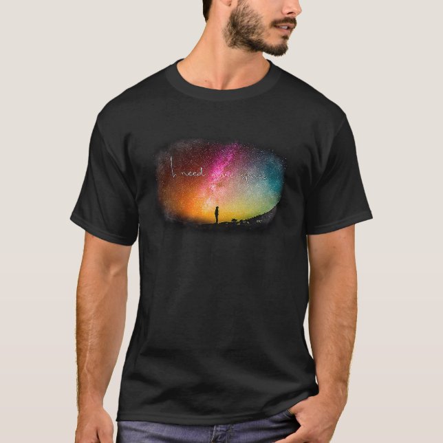 Ich brauche mehr Raum bunten Nachthimmel T-Shirt (Vorderseite)