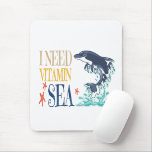 Ich brauche Vitamin Meer Lustiger Orca Delfin Somm Mousepad