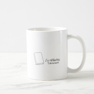 Ich denke darüber nach. Ruhig. Kaffeetasse