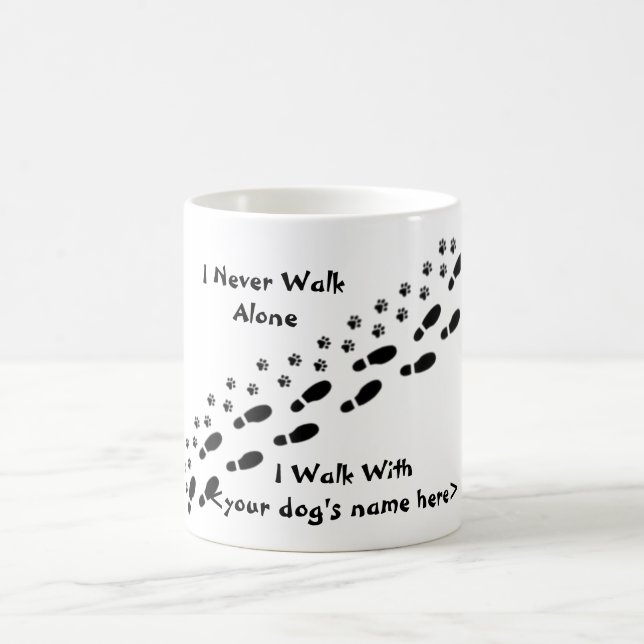 Ich des Hundeliebhabers gehe nie alleinPawprint Kaffeetasse (Mittel)